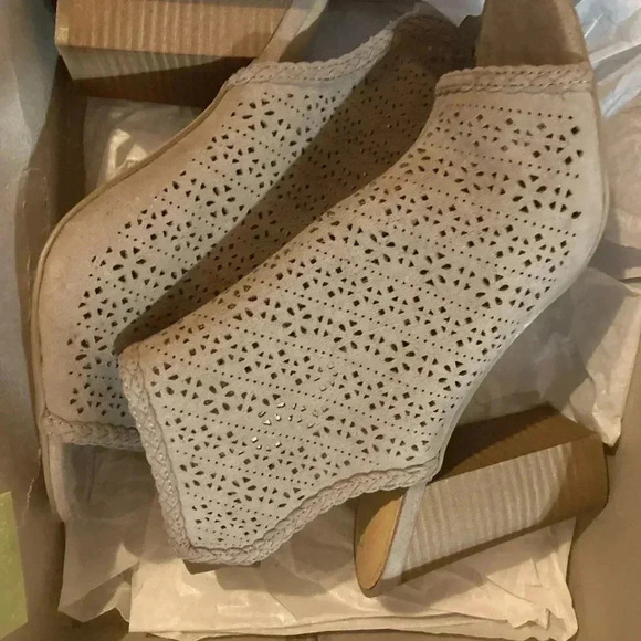 Brand new Lauren Conrad peep toe shoes - Picture 2 of 7